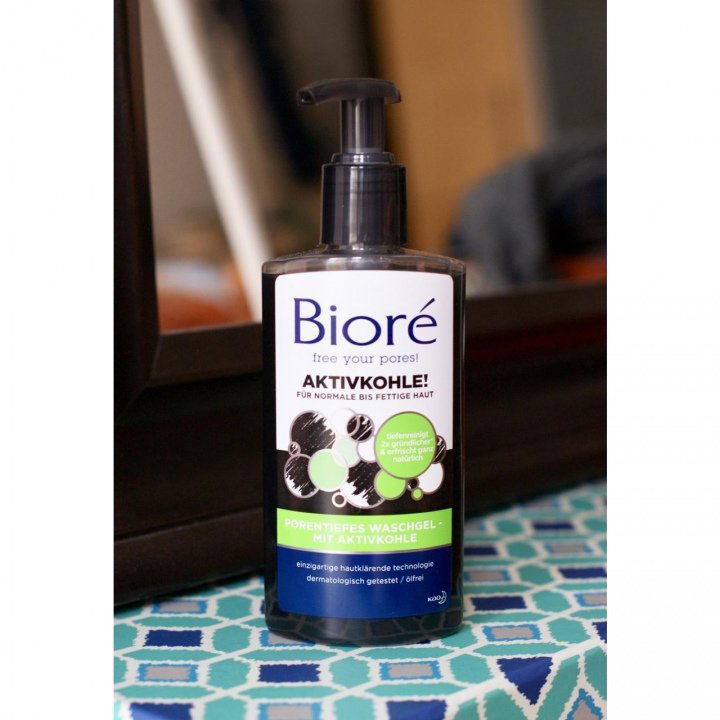 Aktivkohle! - Porentiefes Waschgel - Mit Aktivkohle von Bioré
