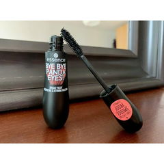 bye bye panda eyes! Smudge-proof volumizing and defining Mascara von essence
