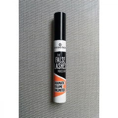 The False Lashes - Mascara Dramatic Volume Unlimited von essence