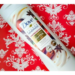 Pflege Geheimnisse - Erholsames Winter Ritual - Body Lotion Sandelholz & Wintergewürze von Dove