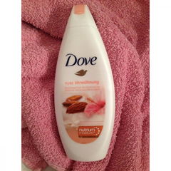 Pure Verwöhnung - Reichhaltige Pflegedusche Mandelmilch und Hibiskusduft von Dove