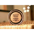 Miracle Touch - Skin Perfecting Foundation von Max Factor