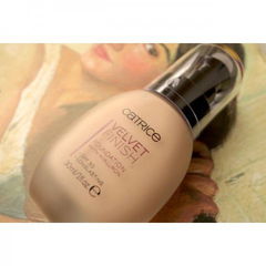 Velvet Finish Foundation with Hyaluron von Catrice Cosmetics