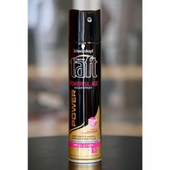 Drei Wetter Taft - Powerful Age Haarspray von Schwarzkopf