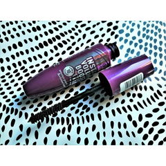 Instant Volume Boost Mascara smudge-proof & intense black von essence