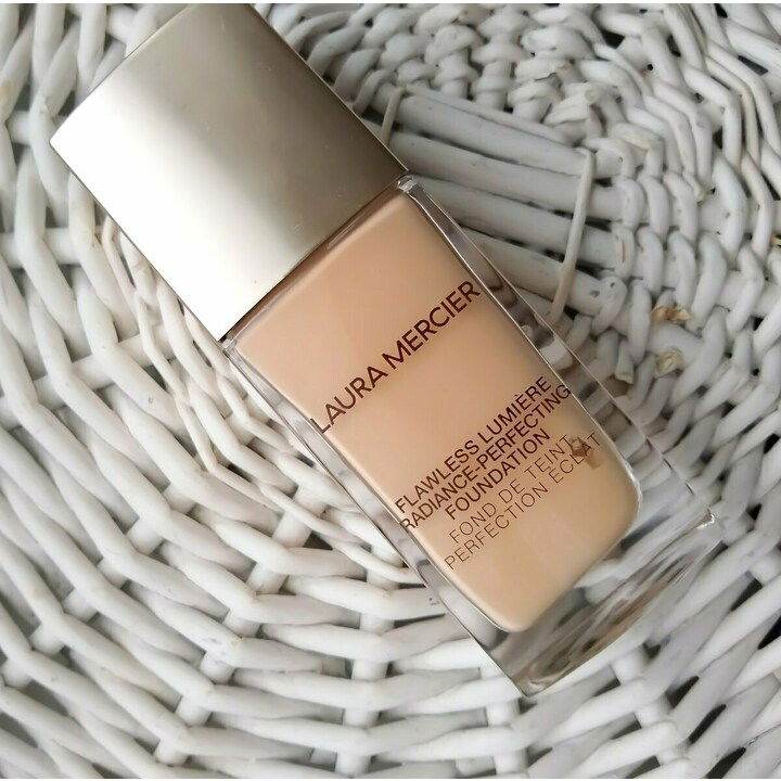 Flawless Lumière Radiance-Perfecting Foundation von Laura Mercier