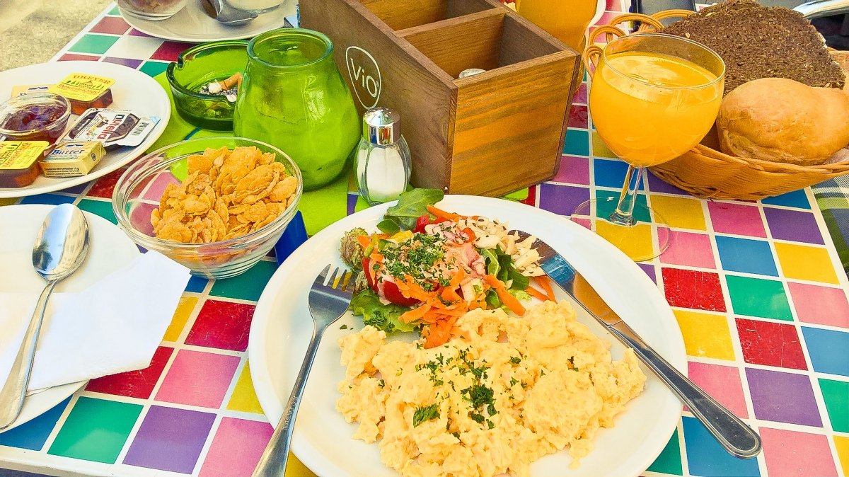 Besser als jedes Beauty-Shoppen: Stammfrühstück in St. Georg (*immer* draußen)