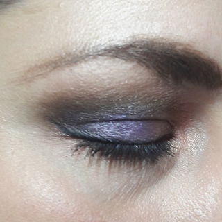 Mit einem matten Übergangslidschatten aus der Tease Palette etwas besser, aber nicht wie gewünscht