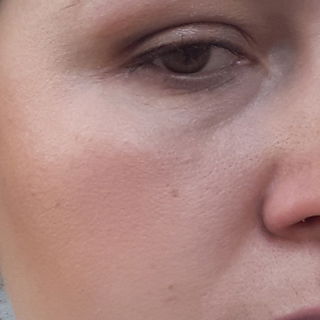 Lip paint, Bronzer, Highlighter, Schimmerrouge, Lidschatten, Kittenliner und Mascara. Keine Base oder Foundation, lediglich ein wenig Concealer unter den Augen