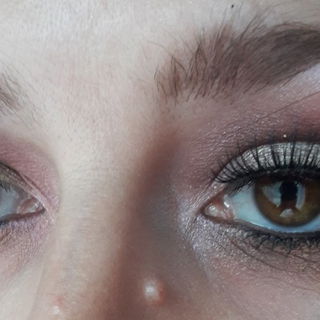 Linkes Auge mit Originalpalette, rechts mit Fake geschminkt