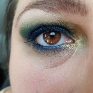 Der Kajal ist von Loreal color riche in Farbe 107 Deep sea blue. Verblendet mit den Farben Enigma aus der Palette, welche wiederum mit royal verblendet wurde. Aqueous ist aud dem Oberlid als  Highlight . Mascara ist von Kiko