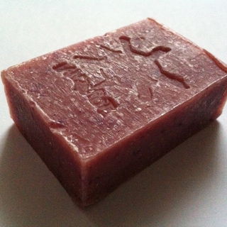 Jabón Con Cochinilla & Rosa Mosqueta von Cosmética del Atlántico