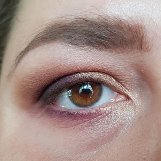 Neutraler Look, Aubergine und Pflaume am unteren Wimpernkranz