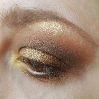 Erster Test der Braun und Goldtöne. Log macht einen tollen Liner und ichbekomme die Erkenntnis, dass nichts auf den Brauenbogen und in den Innewinkel passt.
