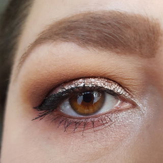 Mercury als Liner und im Innenwinkel verblendet. Bronze auf dem Lid. Dark Mattes von Viseart zum verblenden.