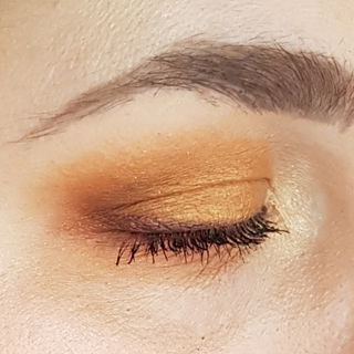 Sunbeam auf dem gesamten Lid, guava zum verblenden, dirty mars im äusseren Augenwinkel, halo im Innenwinkel und apollo am unteren Wimpernkranz