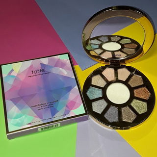 Geöffnete Palette und Kartonage, leider ist das Licht so schlecht, dass man die Namen der Lidschatten nicht erkennen kann.