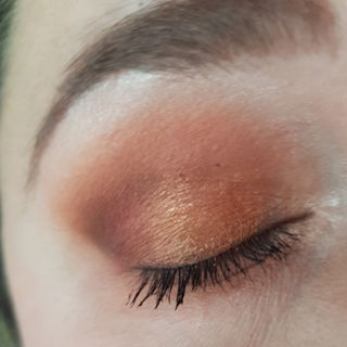 Apollo nur ganz zart im Außenwinkel, sun beam auf dem Lid und halo in den Innenwinkel- mit dirty mars ein wenig tiefe zaubern und guava zum verblenden in die Lidfalte