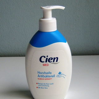 das ist kein Dreck links auf der Flasche sondern ein Materialfehler!