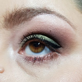 Alle Farben sind eingebaut in diesen Look. Framboise und Ambre sind am unteren Wimpernkranz verblendet.Tourmaline im Innenwinkel, der Rest auf dem Oberlid.