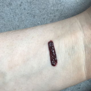 Vibrant Shock Lip Paint von essence