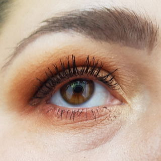 Sunbeam auf dem gesamten Lid, guava zum verblenden, dirty mars im äusseren Augenwinkel, halo im Innenwinkel und apollo am unteren Wimpernkranz