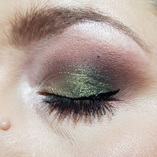 Alle Farben sind eingebaut in diesen Look. Er ist farbig aber dennoch total tragbar. Ich liebe die Kombi von Grün und Lila