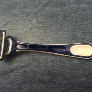 Protect & Shave - Premium Einwegrasierer - Nivea