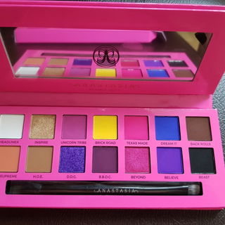 Offene Palette mit Spiegel