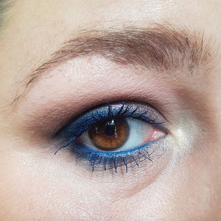 Farbe Deep Ocean, oben drauf Viseart Paris Nudes und Cool Mattes Palette.  Die Mascara ist von Kiko