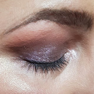 Auch bei dieser Palette spielt der Blickwinkel und das Licht eine große Rolle. Meist Lavendelgrau kann wanna piece of me auch mal Lila erscheinen