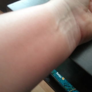 Kein Abdruck von der Armbanduhr - sondern die Stelle wo der Bronzer abgewischt wurde. Farbton NO 5