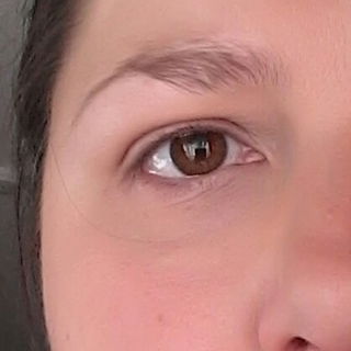 Augenringe mit Clinique all about eyes concealer abgedeckt, dann das Puder auf die nackte Haut und ein wenig Guerlain Gloss D´Enfer