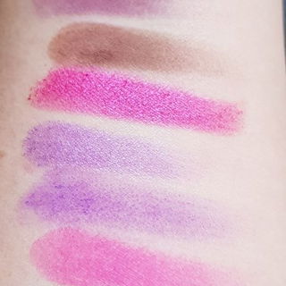 Swatches am Arm, hinten die neutralen, vorne die Knallfarben