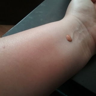 Rechts ein Tropfen Foundation, links 1/2 Tropfen davon mit Pinsel in die Haut eingearbeitet