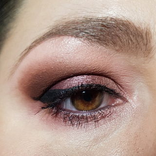 Intensiver Look mit allen Farben der Palette und schwarzem Liner und Kajal