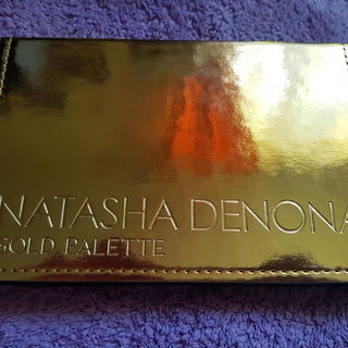 Wie schön ist das denn bitte. Goldenes Lackleder (Kunstleder) ganz dezent gehalten