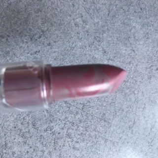 Faux Marble Lipstick von NYX