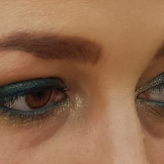 Petrol und Grün um die Augen mit etwas Abstand gesehen