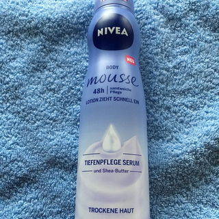Body Mousse - Tiefenpflege Serum und Shea-Butter von Nivea
