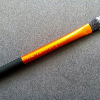 Base Pointed Foundation Brush - Real Techniques