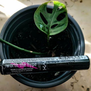 Worth The Hype Volumizing & Lenghtening Mascara von NYX