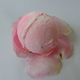 Rose Queen - Badekugel - LUSH