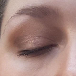 Lidschatten: starry als Übergangsfarbe, wander unter dem Brauenbogen, indulgence auf der inneren Hälfte, palatial auf der äuseren Hälfte des Lids. Genie auf der Lidfalte und äußerem Winkel für tiefe