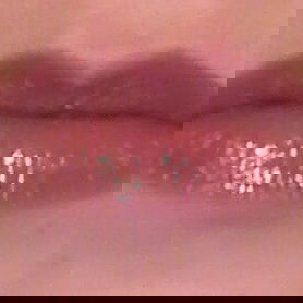 Guerlain Stylo Lèvres Fève Tonka mit einem Tupfen Clinique Pop Lacquer