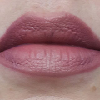 Lip paint: fomo in der mitte, castle im Mundwinkel
