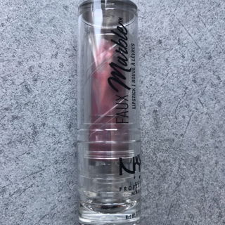 Faux Marble Lipstick von NYX