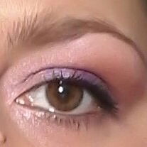 Duo Guilty mit dem lilac Kajal-Liner als Lidschatten auf den mittleren Lid