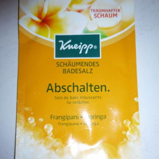Schäumendes Badesalz - Abschalten. - Frangipani • Moringa - Kneipp