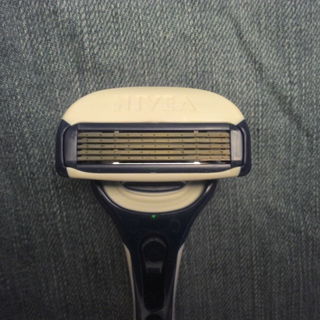 Protect & Shave - Premium Einwegrasierer - Nivea